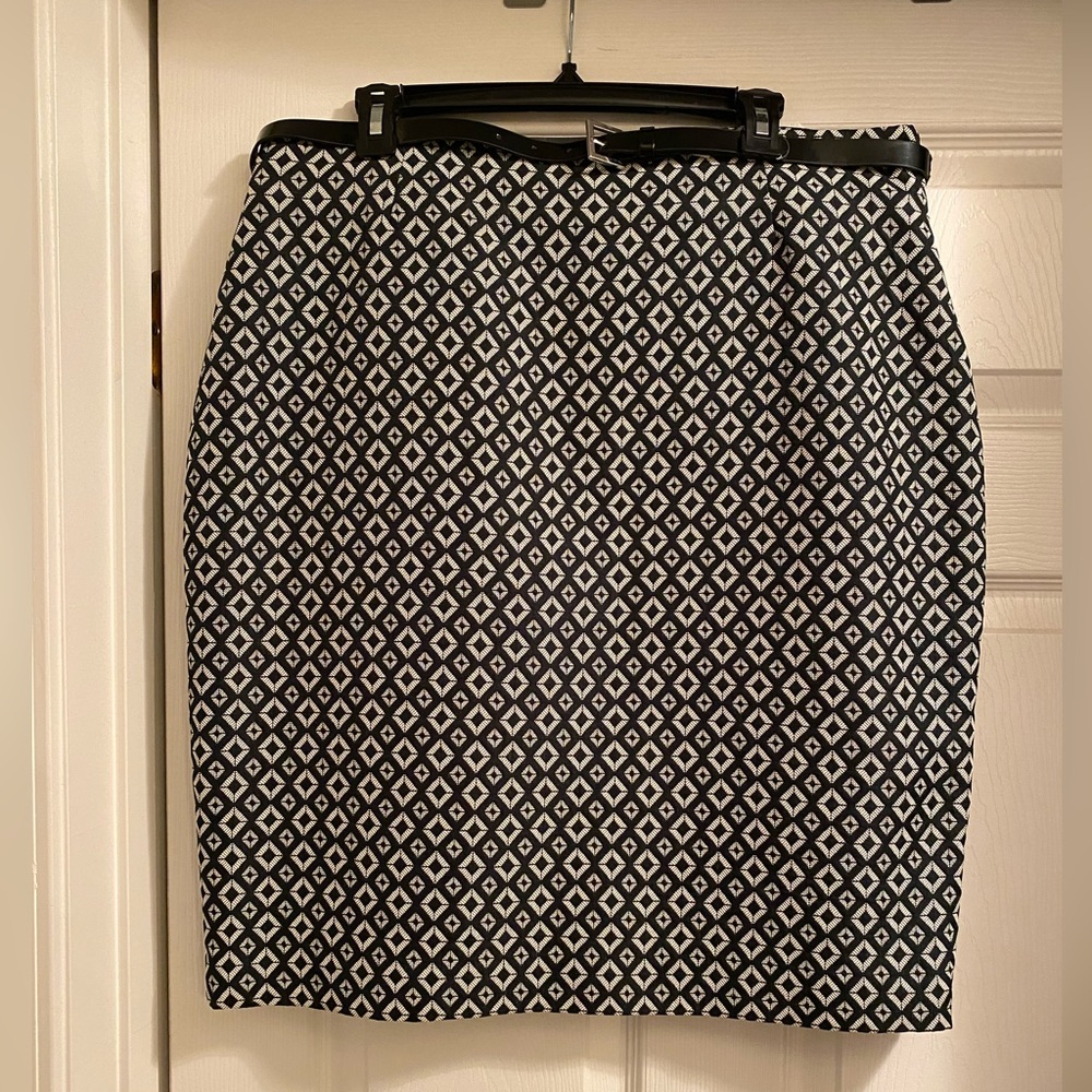 EUC Worthington Black & White Skirt
